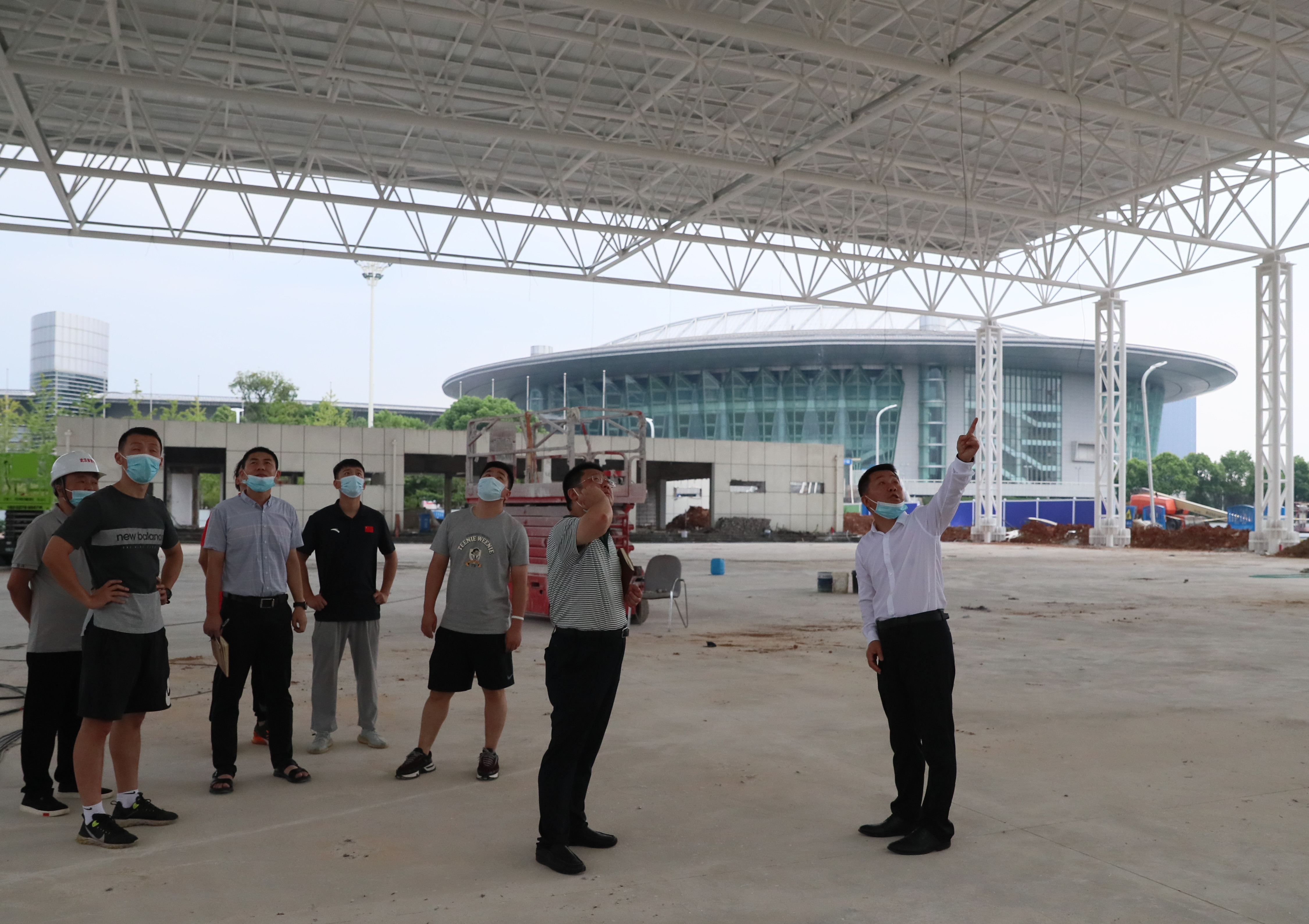 疫情防控、生產(chǎn)經(jīng)營兩手抓  吳志鋒檢查軍運會場館賽后利用改造項目施工現(xiàn)場