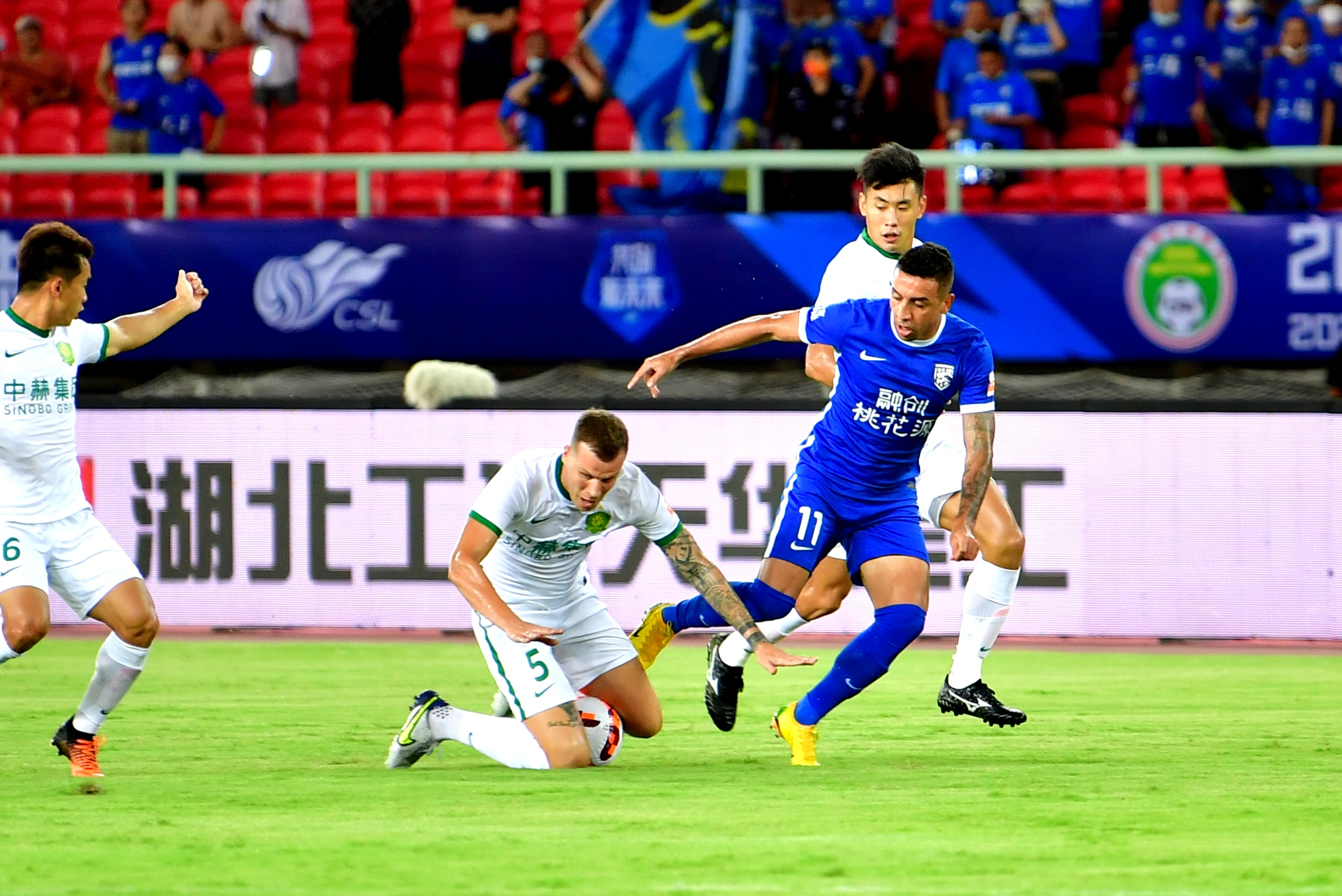 見證｜2022賽季中超聯(lián)賽武漢三鎮(zhèn)主場(chǎng)首賽5:1勝北京國(guó)安繼續(xù)“領(lǐng)跑”