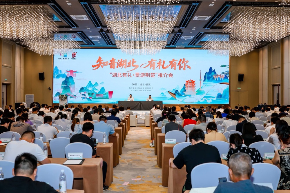 “知音湖北·票游荊楚 ”推介會(huì)在中國(guó)車(chē)谷舉行 武體集團(tuán)與湖北省旅游協(xié)會(huì)簽署戰(zhàn)略協(xié)議