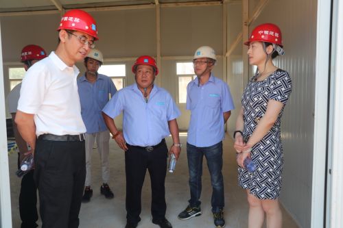 公司領(lǐng)導(dǎo)慰問高溫作業(yè)人員(圖4) 公司領(lǐng)導(dǎo)慰問高溫作業(yè)人員(圖4)