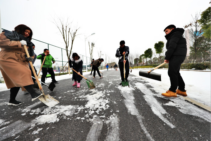 一場雪，體育中心美得不要不要的 但最美的風景還是他們(圖12)