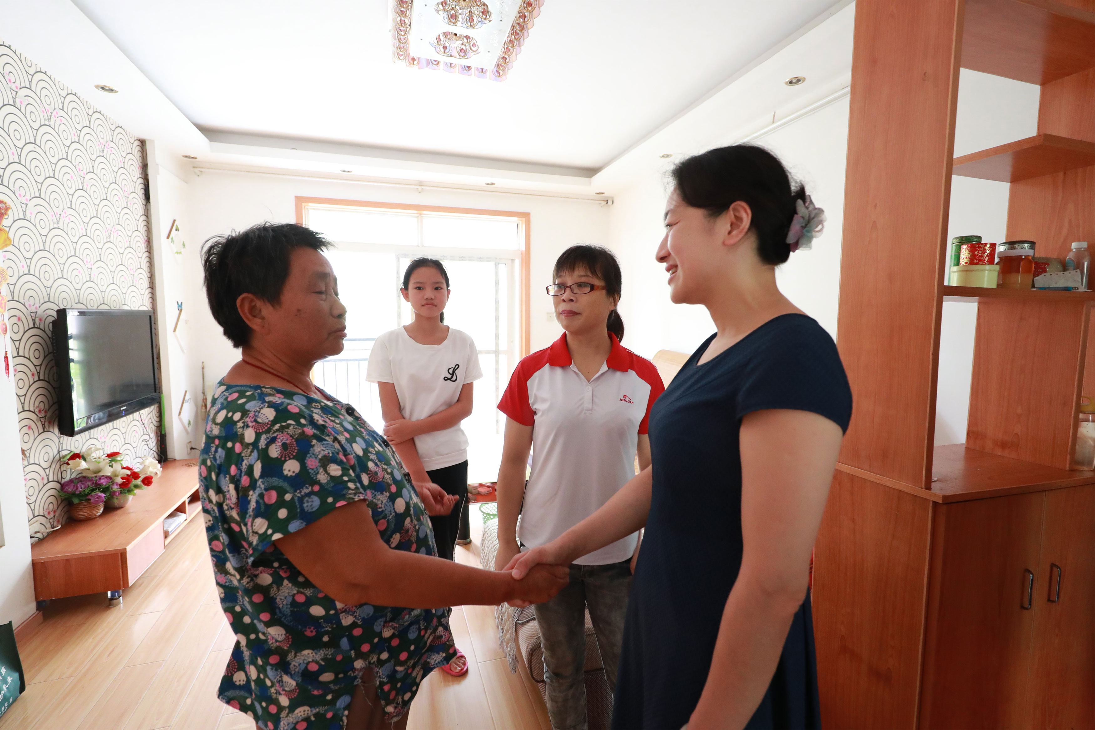 公司領(lǐng)導(dǎo)到新團村走訪慰問(圖1) 公司領(lǐng)導(dǎo)到新團村走訪慰問(圖1)