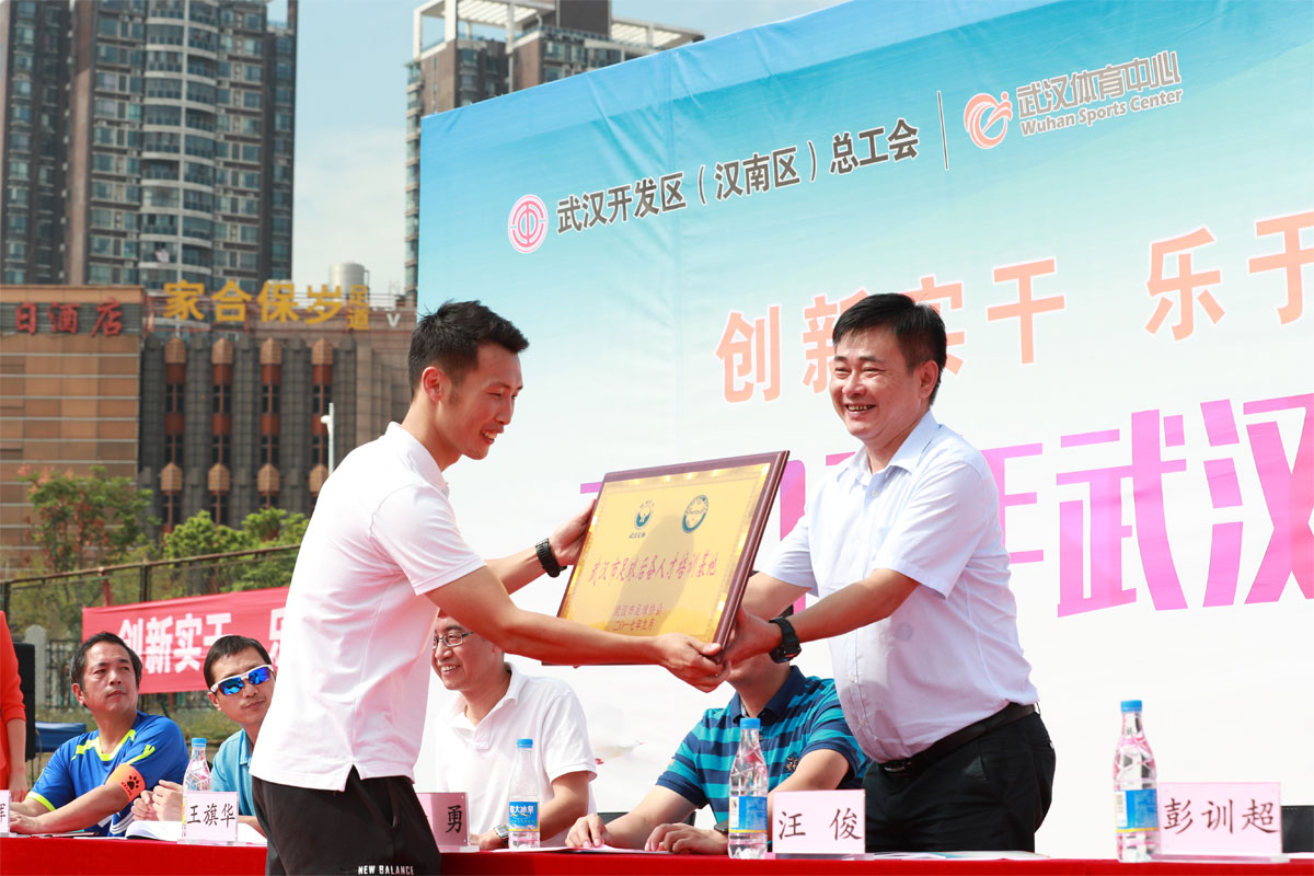 全區(qū)職工足球聯(lián)賽開賽(圖2) 全區(qū)職工足球聯(lián)賽開賽(圖2)