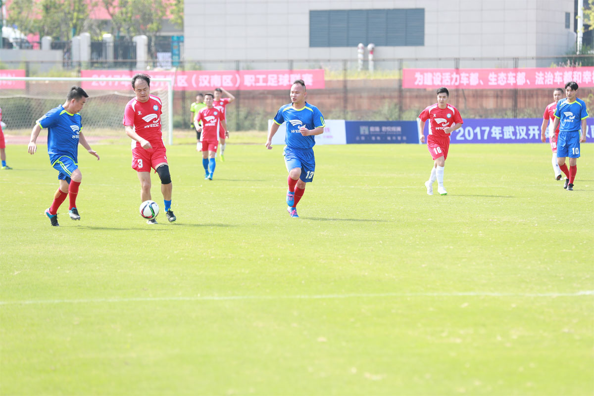 全區(qū)職工足球聯(lián)賽開賽(圖1) 全區(qū)職工足球聯(lián)賽開賽(圖1)