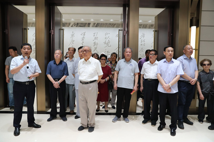 省老領導考察武漢體育中心(圖3) 省老領導考察武漢體育中心(圖3)