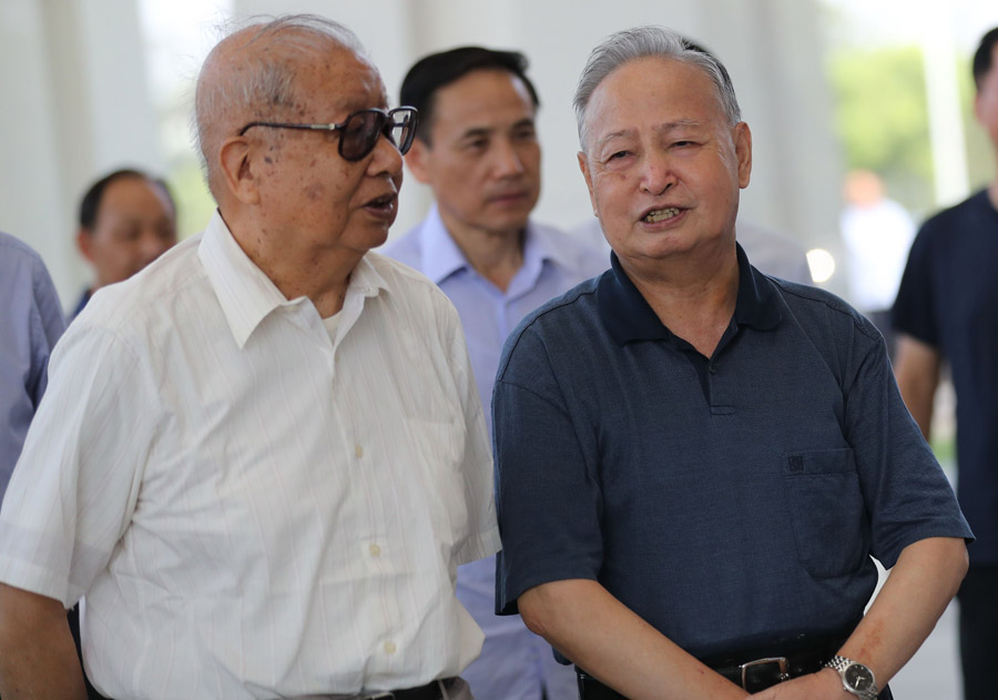 省老領導考察武漢體育中心(圖4) 省老領導考察武漢體育中心(圖4)