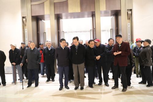 市老領(lǐng)導(dǎo)參觀考察武漢體育中心(圖5) 市老領(lǐng)導(dǎo)參觀考察武漢體育中心(圖5)