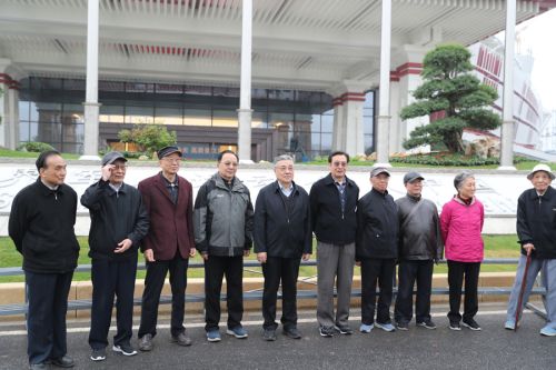 市老領(lǐng)導(dǎo)參觀考察武漢體育中心(圖6) 市老領(lǐng)導(dǎo)參觀考察武漢體育中心(圖6)