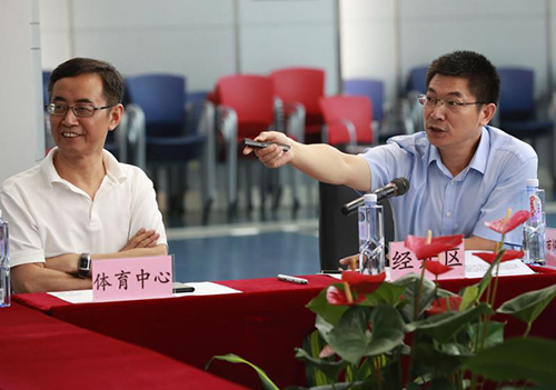 劉英姿來體育中心考察七軍會場館建設(圖2)