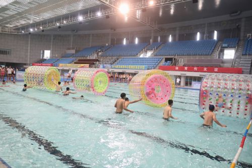 2018全民健身日活動(dòng)暨水上趣味運(yùn)動(dòng)會(huì)在武漢體育中心游泳館清涼收官(圖6) 2018全民健身日活動(dòng)暨水上趣味運(yùn)動(dòng)會(huì)在武漢體育中心游泳館清涼收官(圖6)