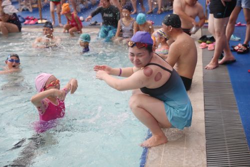 2018全民健身日活動(dòng)暨水上趣味運(yùn)動(dòng)會(huì)在武漢體育中心游泳館清涼收官(圖8) 2018全民健身日活動(dòng)暨水上趣味運(yùn)動(dòng)會(huì)在武漢體育中心游泳館清涼收官(圖8)