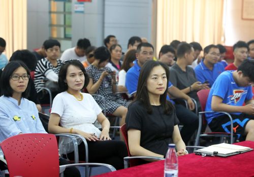 武漢體育中心舉辦第九期“新時(shí)代大講堂”(圖4) 武漢體育中心舉辦第九期“新時(shí)代大講堂”(圖4)