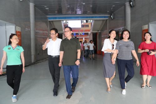 區(qū)總工會(huì)為武漢體育中心“送清涼”(圖4) 區(qū)總工會(huì)為武漢體育中心“送清涼”(圖4)