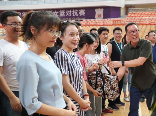 區(qū)總工會(huì)為武漢體育中心“送清涼”(圖2) 區(qū)總工會(huì)為武漢體育中心“送清涼”(圖2)