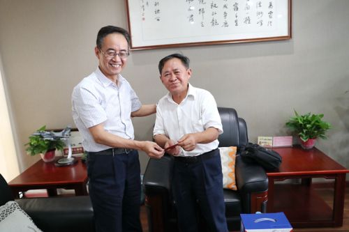 武漢體育中心開(kāi)展退休老黨員“不忘初心、牢記使命”專(zhuān)題調(diào)研和慰問(wèn)工作(圖1)