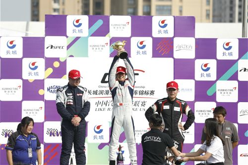 “鐵馬”大戰(zhàn)引爆賽場(圖7)