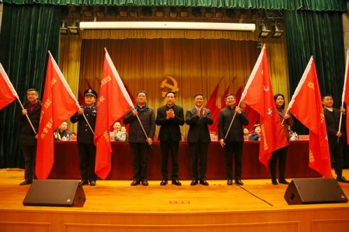 四百建設(shè)者奮戰(zhàn)軍運(yùn)會(huì)主場(chǎng)館(圖5) 四百建設(shè)者奮戰(zhàn)軍運(yùn)會(huì)主場(chǎng)館(圖5)