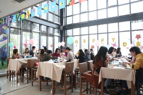 巧手做糕點(diǎn)，甜蜜迎佳節(jié) ▏武漢體育中心舉行“三八”婦女節(jié)關(guān)愛活動(圖1)