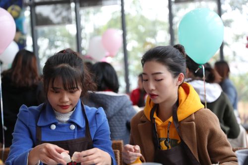 巧手做糕點(diǎn)，甜蜜迎佳節(jié) ▏武漢體育中心舉行“三八”婦女節(jié)關(guān)愛活動(圖4)