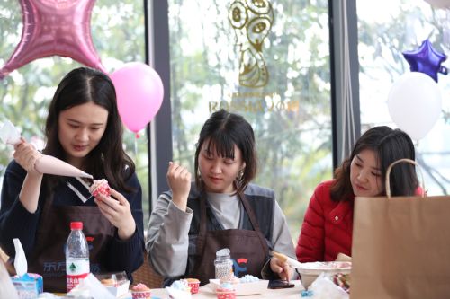 巧手做糕點(diǎn)，甜蜜迎佳節(jié) ▏武漢體育中心舉行“三八”婦女節(jié)關(guān)愛活動(圖2)