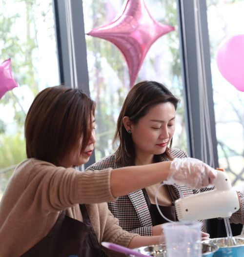 巧手做糕點(diǎn)，甜蜜迎佳節(jié) ▏武漢體育中心舉行“三八”婦女節(jié)關(guān)愛活動(圖5)