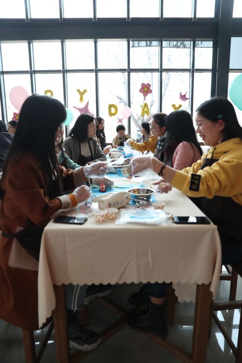 巧手做糕點(diǎn)，甜蜜迎佳節(jié) ▏武漢體育中心舉行“三八”婦女節(jié)關(guān)愛活動(圖6)