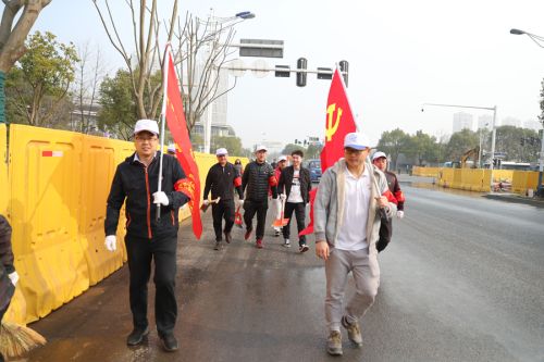 武漢體育中心開展黨員周末大掃除活動(圖1) 武漢體育中心開展黨員周末大掃除活動(圖1)