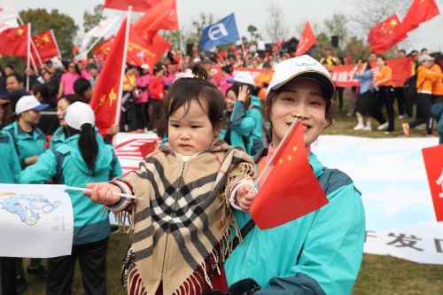 “與軍運同行”徒步活動上演“快閃” 武漢體育中心作為企業(yè)代表隊第一方陣登場(圖15) “與軍運同行”徒步活動上演“快閃” 武漢體育中心作為企業(yè)代表隊第一方陣登場(圖15)
