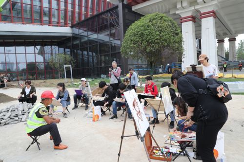 致敬軍運勞動者 手繪最美奮斗人 華師美院學生為軍運會建設者畫像(圖3) 致敬軍運勞動者 手繪最美奮斗人 華師美院學生為軍運會建設者畫像(圖3)