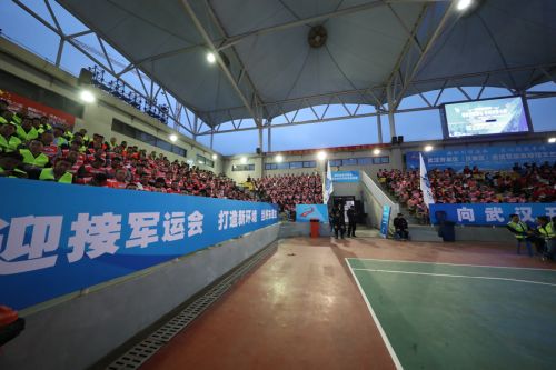 為勞動者而歌 為軍運會而舞 迎“五一”武漢開發(fā)區(qū)為800軍運建設(shè)者送演出(圖2) 為勞動者而歌 為軍運會而舞 迎“五一”武漢開發(fā)區(qū)為800軍運建設(shè)者送演出(圖2)