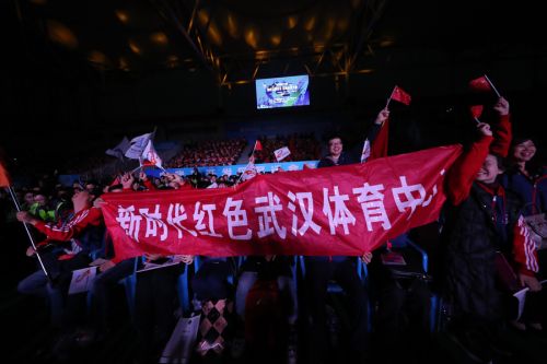 為勞動者而歌 為軍運會而舞 迎“五一”武漢開發(fā)區(qū)為800軍運建設(shè)者送演出(圖1) 為勞動者而歌 為軍運會而舞 迎“五一”武漢開發(fā)區(qū)為800軍運建設(shè)者送演出(圖1)