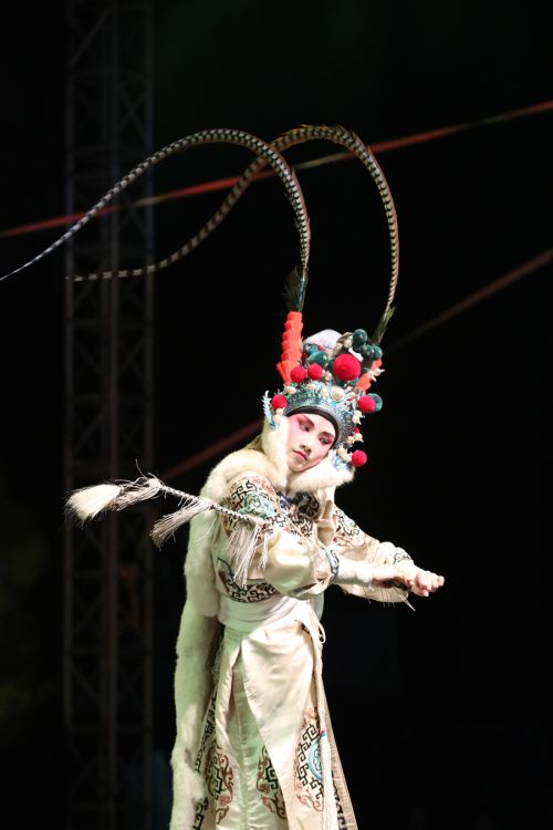 為勞動者而歌 為軍運會而舞 迎“五一”武漢開發(fā)區(qū)為800軍運建設(shè)者送演出(圖3) 為勞動者而歌 為軍運會而舞 迎“五一”武漢開發(fā)區(qū)為800軍運建設(shè)者送演出(圖3)