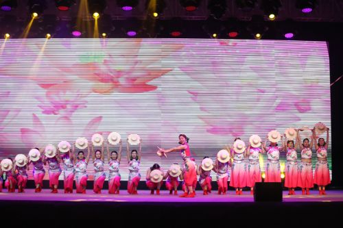 為勞動者而歌 為軍運會而舞 迎“五一”武漢開發(fā)區(qū)為800軍運建設(shè)者送演出(圖4) 為勞動者而歌 為軍運會而舞 迎“五一”武漢開發(fā)區(qū)為800軍運建設(shè)者送演出(圖4)