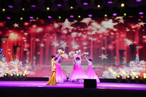 為勞動者而歌 為軍運會而舞 迎“五一”武漢開發(fā)區(qū)為800軍運建設(shè)者送演出(圖9) 為勞動者而歌 為軍運會而舞 迎“五一”武漢開發(fā)區(qū)為800軍運建設(shè)者送演出(圖9)