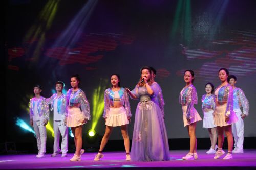 為勞動者而歌 為軍運會而舞 迎“五一”武漢開發(fā)區(qū)為800軍運建設(shè)者送演出(圖5) 為勞動者而歌 為軍運會而舞 迎“五一”武漢開發(fā)區(qū)為800軍運建設(shè)者送演出(圖5)