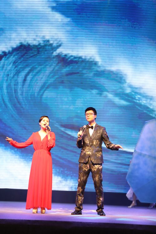 為勞動者而歌 為軍運會而舞 迎“五一”武漢開發(fā)區(qū)為800軍運建設(shè)者送演出(圖6) 為勞動者而歌 為軍運會而舞 迎“五一”武漢開發(fā)區(qū)為800軍運建設(shè)者送演出(圖6)