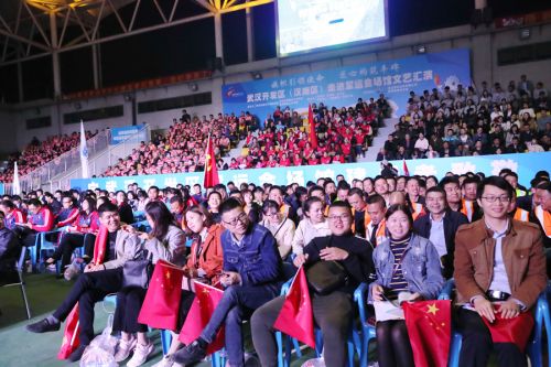 為勞動者而歌 為軍運會而舞 迎“五一”武漢開發(fā)區(qū)為800軍運建設(shè)者送演出(圖10) 為勞動者而歌 為軍運會而舞 迎“五一”武漢開發(fā)區(qū)為800軍運建設(shè)者送演出(圖10)