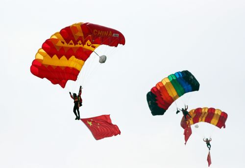 2019國際航聯(lián)世界飛行者大會(huì)在我區(qū)開幕 頂尖飛行員翱翔“天空之城”(圖9) 2019國際航聯(lián)世界飛行者大會(huì)在我區(qū)開幕 頂尖飛行員翱翔“天空之城”(圖9)