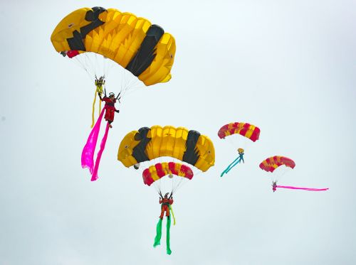 2019國際航聯(lián)世界飛行者大會(huì)在我區(qū)開幕 頂尖飛行員翱翔“天空之城”(圖17) 2019國際航聯(lián)世界飛行者大會(huì)在我區(qū)開幕 頂尖飛行員翱翔“天空之城”(圖17)