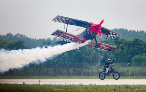 2019國際航聯(lián)世界飛行者大會(huì)在我區(qū)開幕 頂尖飛行員翱翔“天空之城”(圖22) 2019國際航聯(lián)世界飛行者大會(huì)在我區(qū)開幕 頂尖飛行員翱翔“天空之城”(圖22)