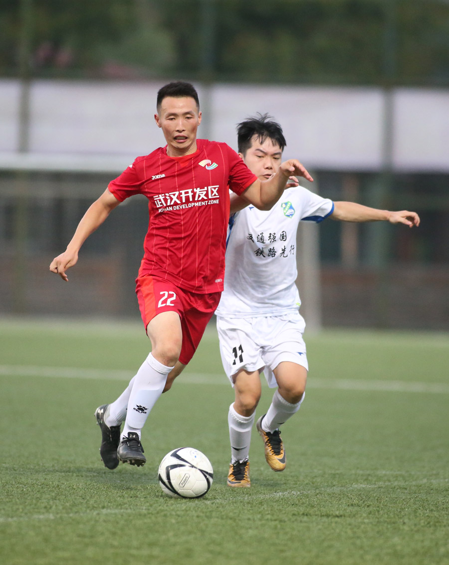 全市職工足球聯(lián)賽第二階段比賽 ▏車都綠茵5:0大勝動(dòng)車組武漢客運(yùn)段(圖4) 全市職工足球聯(lián)賽第二階段比賽 ▏車都綠茵5:0大勝動(dòng)車組武漢客運(yùn)段(圖4)