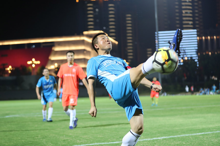 車都綠茵隊(duì)晉級(jí)半決賽(圖4) 車都綠茵隊(duì)晉級(jí)半決賽(圖4)