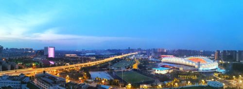 軍運(yùn)會倒計(jì)時(shí)30天  燈海點(diǎn)亮“軍運(yùn)”主場夜色  中國車都，熠熠發(fā)光(圖2)