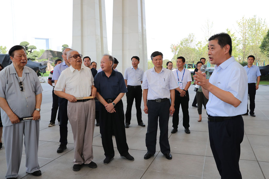 省老領導考察武漢體育中心