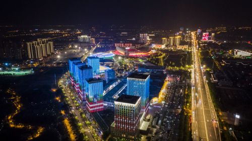 軍運(yùn)會倒計(jì)時(shí)30天  燈海點(diǎn)亮“軍運(yùn)”主場夜色  中國車都，熠熠發(fā)光(圖3)