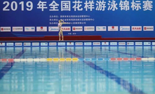 “水上芭蕾”究竟有多美？全國花樣游泳錦標(biāo)賽武漢“綻放”（附精美圖集）(圖1)