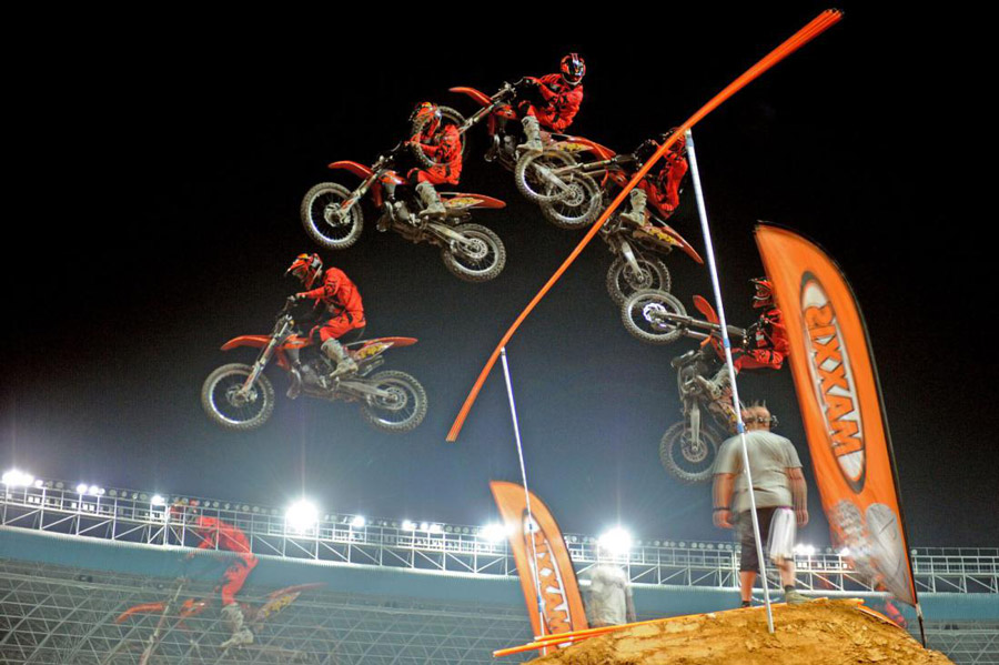 去軍運(yùn)主場(chǎng)館打卡，上賽道體驗(yàn)賽車、坐無(wú)人駕駛汽車 武漢版“速度與激情”下周正式上映(圖2)