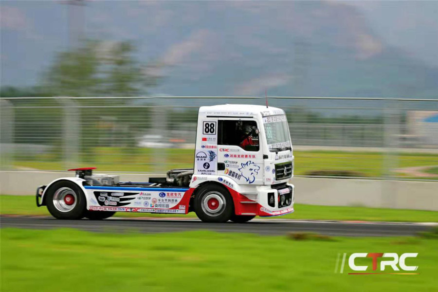 去軍運(yùn)主場(chǎng)館打卡，上賽道體驗(yàn)賽車、坐無(wú)人駕駛汽車 武漢版“速度與激情”下周正式上映(圖5)