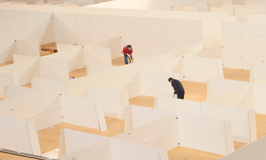 日夜趕織生命之網(wǎng) 武漢體育中心“方艙醫(yī)院”建設完成 彭浩要求同時間賽跑與病魔較量(圖2) 日夜趕織生命之網(wǎng) 武漢體育中心“方艙醫(yī)院”建設完成 彭浩要求同時間賽跑與病魔較量(圖2)