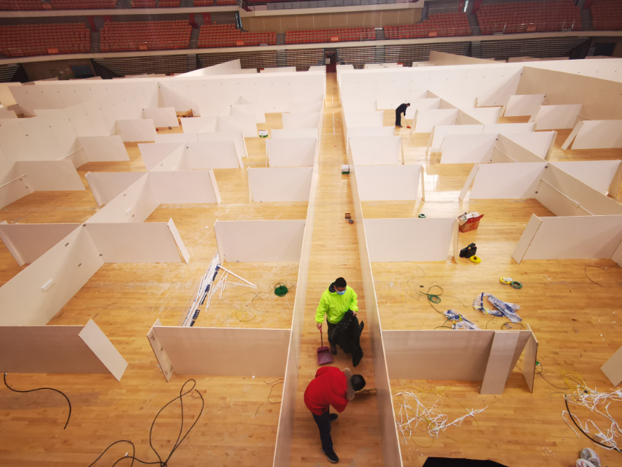 日夜趕織生命之網(wǎng) 武漢體育中心“方艙醫(yī)院”建設完成 彭浩要求同時間賽跑與病魔較量(圖4) 日夜趕織生命之網(wǎng) 武漢體育中心“方艙醫(yī)院”建設完成 彭浩要求同時間賽跑與病魔較量(圖4)